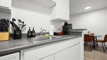 Ovn, kokeplater og oppvaskmaskin