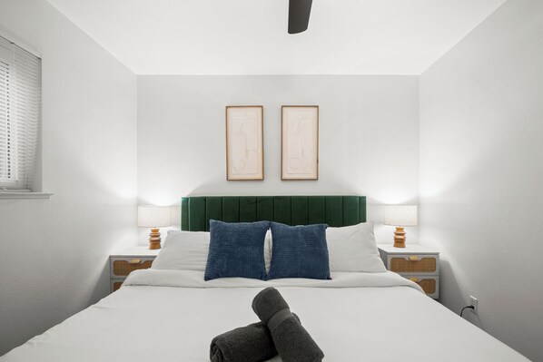 Tabla de planchar con plancha, wifi y ropa de cama 