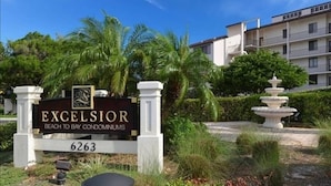 A sign for Excelsior Beach to Bay Condominiums with a number 6263. - Excelsior: The Sky Loft (Siesta Key)