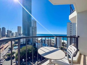Property grounds - Beachview Zen Apartment with Office Nook (Surfers Paradise)