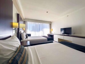 1 bedroom, WiFi, bed sheets - Beachview Zen Apartment with Office Nook (Surfers Paradise)