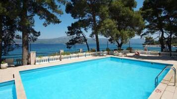 Sesongbasert utendørsbasseng og solsenger