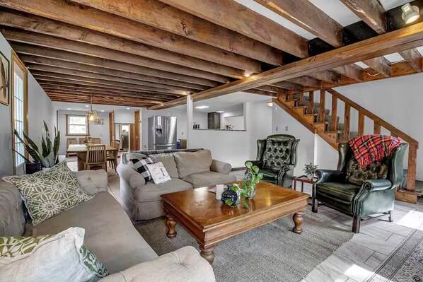 Smart-tv, bøger, stereoanlæg