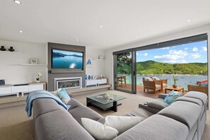 TV, fireplace, stereo - Relax & Enjoy Waikawa Bay Views in Sunny Picton (Waikawa, Picton)