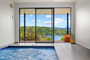 Pool - Relax & Enjoy Waikawa Bay Views in Sunny Picton (Waikawa, Picton)