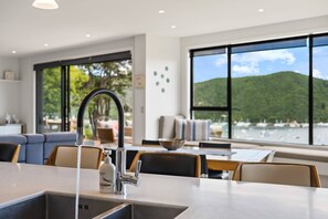 Dining - Relax & Enjoy Waikawa Bay Views in Sunny Picton (Waikawa, Picton)