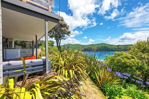 Property grounds - Relax & Enjoy Waikawa Bay Views in Sunny Picton (Waikawa, Picton)