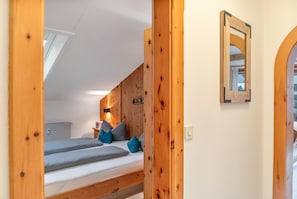 Ein Schlafzimmer mit einem Etagenbett, einem Nachttisch mit Lampe und einem Fenster mit Blick.