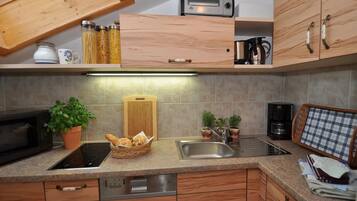 Kühlschrank, Mikrowelle, Ofen, Herdplatte