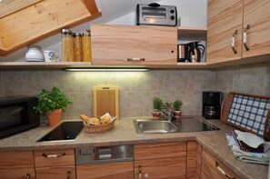 Fridge, microwave, oven, stovetop - Apartment 'Waxenstein' with Mountain View, Balcony and Wi-Fi (Grainau)