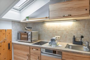Eine moderne Küche mit Einbauofen, Spüle und Geschirrspüler.