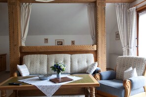 Interior - Apartment 'Waxenstein' with Mountain View, Balcony and Wi-Fi (Grainau)