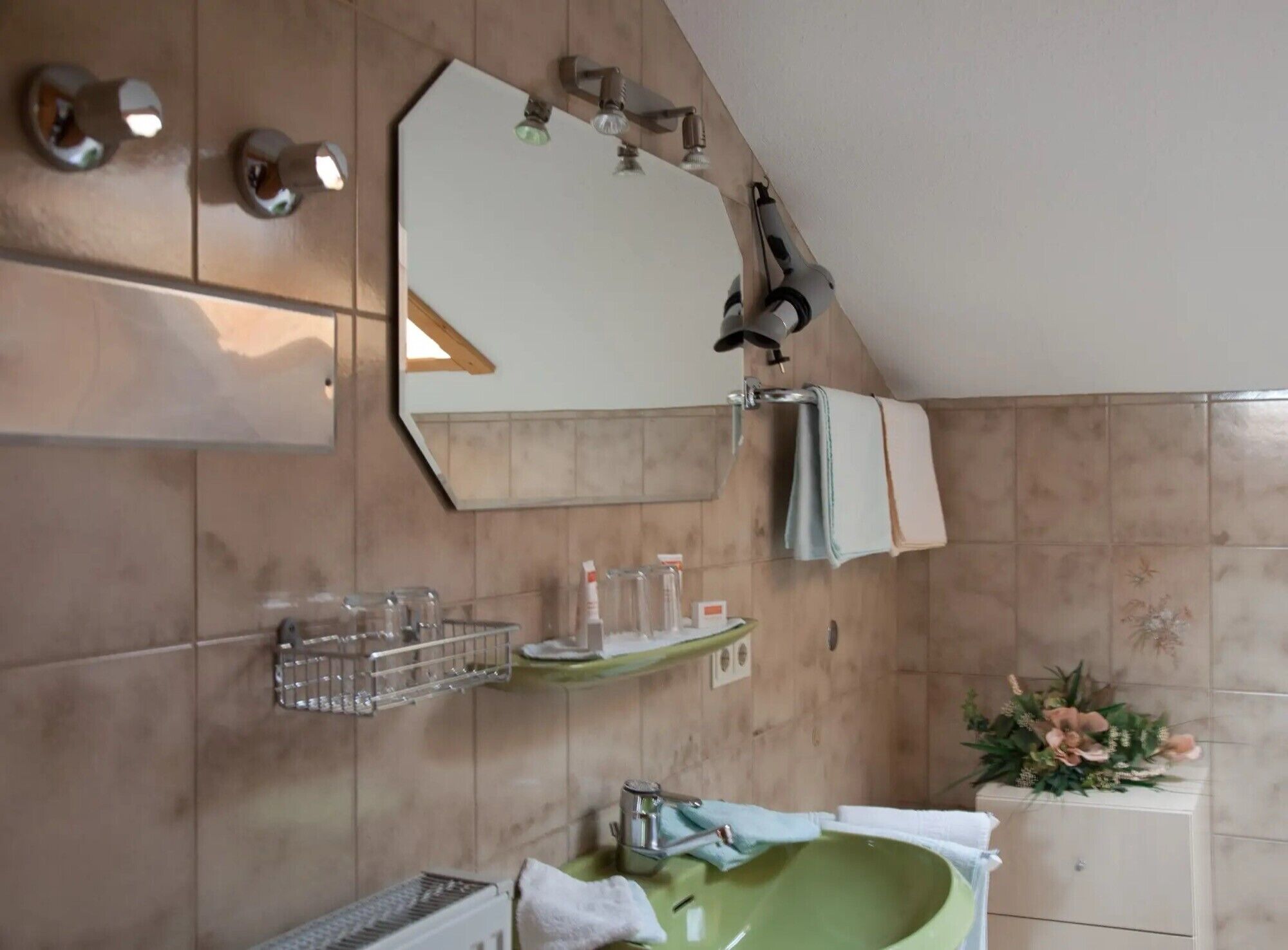 Dusche, Haartrockner, Handtücher