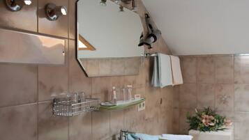 Dusche, Haartrockner, HandtĂŒcher