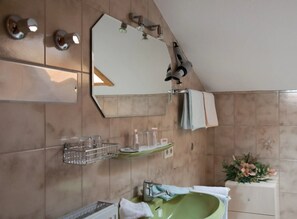 Douche, sèche-cheveux, serviettes fournies