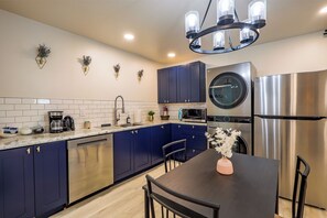 Microwave, dishwasher - Sweet Suite - Private Studio (Portland)