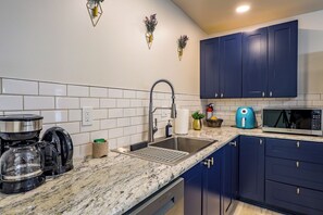 Microwave, dishwasher - Sweet Suite - Private Studio (Portland)