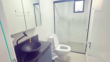 Haartrockner, Handtücher, Seife, Toilettenpapier