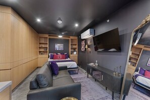 Tabla de planchar con plancha, wifi y ropa de cama 