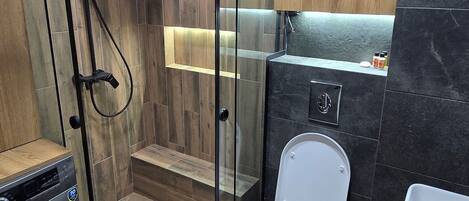 シャワー、ヘアドライヤー、タオル、トイレットペーパー