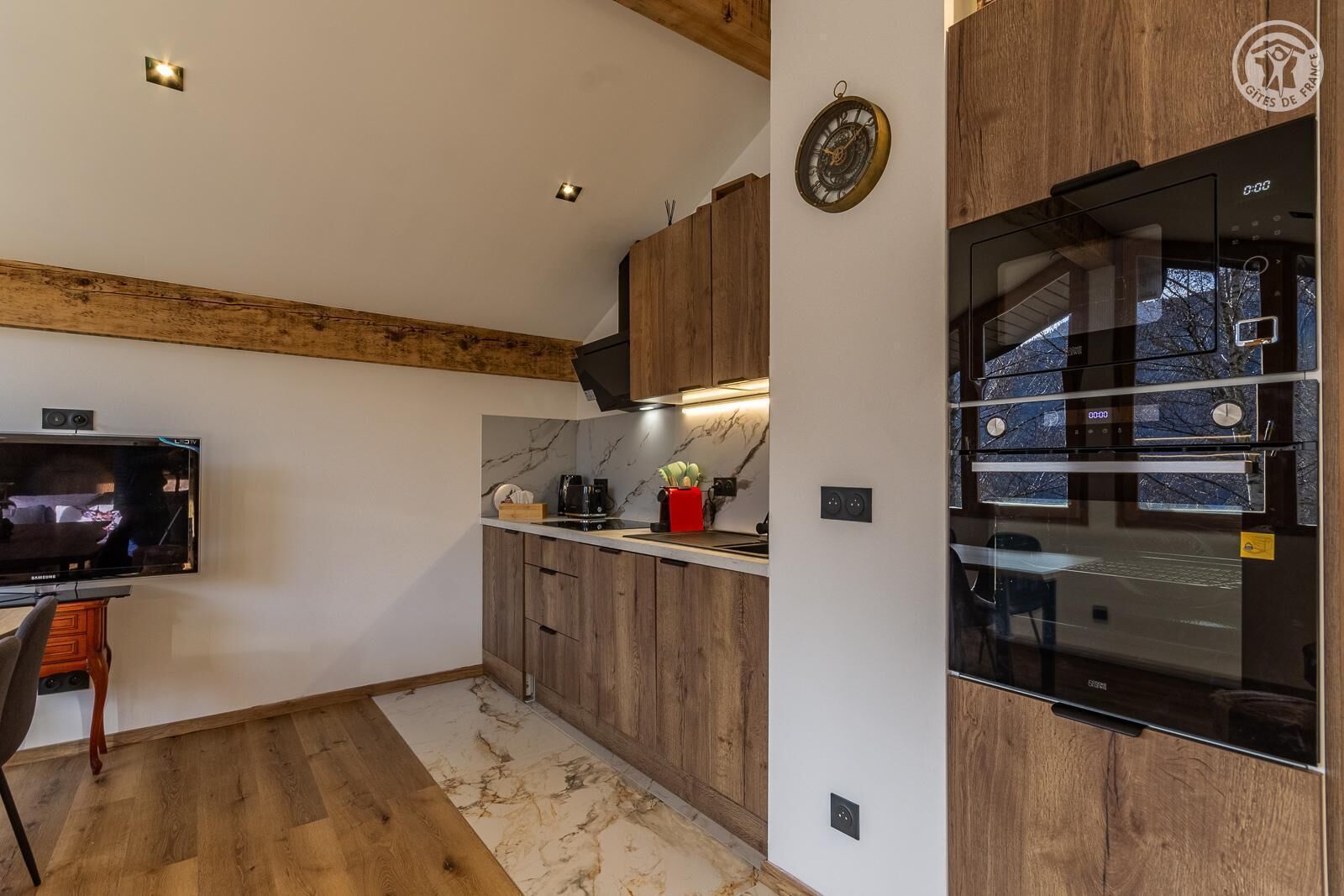 Réfrigérateur, micro-ondes, four, plaque de cuisson