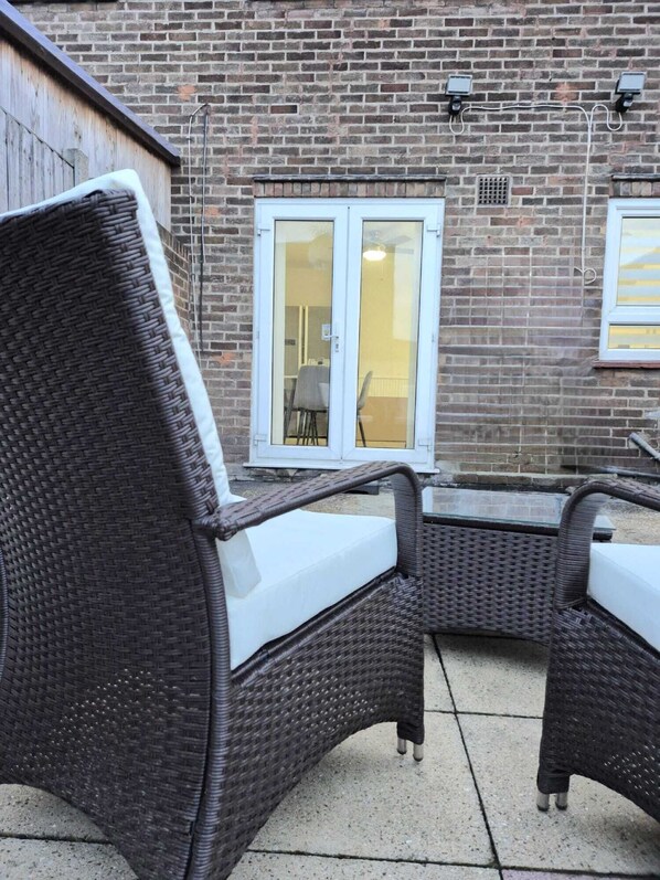 Terrace/patio - 5-7 Mins Walk to ExCeL | Cosy 3-Bed/ Sleeps 7 -London Cable Cars 10 mins away (London)