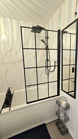 Hair dryer, bidet, towels, soap - 5-7 Mins Walk to ExCeL | Cosy 3-Bed/ Sleeps 7 -London Cable Cars 10 mins away (London)