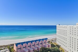Ein Strandhotel mit freiem Blick auf den Ozean und einen Sandstrand.