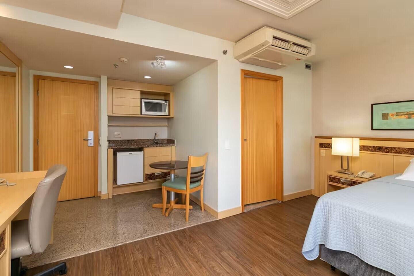 Iron/ironing board, Internet, bed sheets