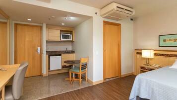 Iron/ironing board, Internet, bed sheets