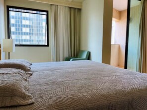 Tabla de planchar con plancha, internet y ropa de cama 