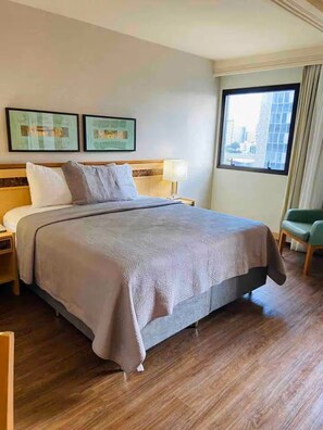 Ferros/tábuas de passar roupa, acesso à internet, roupa de cama