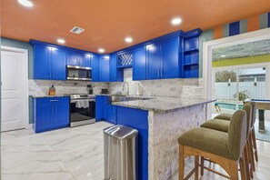 Fridge, microwave, oven, stovetop - Backyard Oasis • Pool •  Hot Tub • Putt Putt • Bar (Largo)