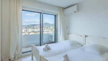 Tabla de planchar con plancha, wifi y ropa de cama