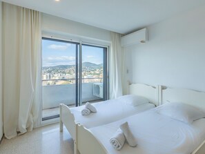 Tabla de planchar con plancha, wifi y ropa de cama 