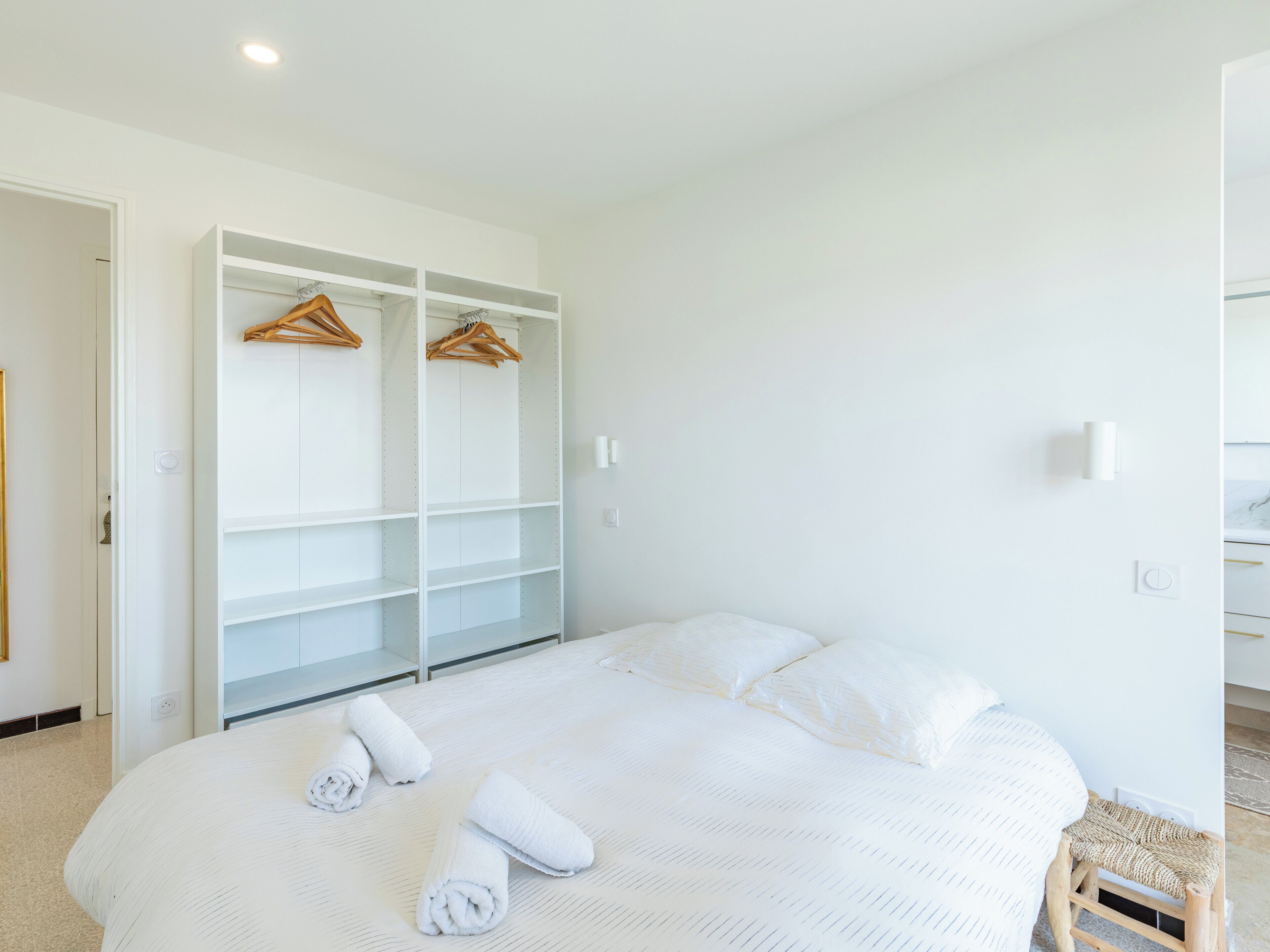 Iron/ironing board, WiFi, bed sheets