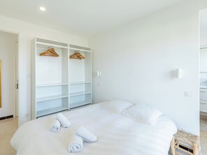Tabla de planchar con plancha, wifi y ropa de cama 