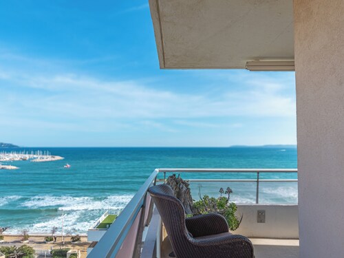 Spectacular 2-Bedroom Apartment with Sea View – Market Square