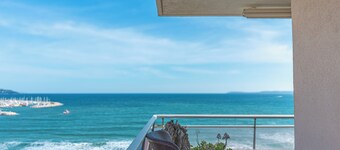 Spectacular 2-Bedroom Apartment with Sea View – Market Square