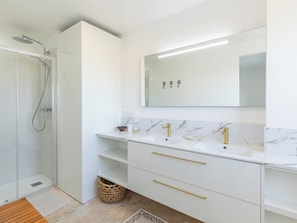 Douche, séchoir à cheveux, serviettes fournies