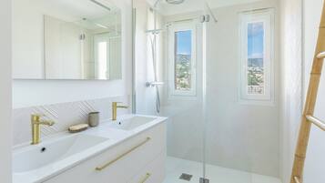 Regadera, secadora de cabello, toallas