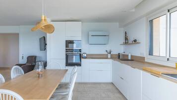 Een koelkast, een microgolfoven, een oven, een vaatwasser