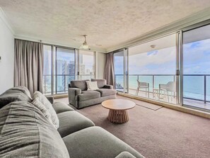 TV, offices - Surfers Paradise 21st-Floor Ocean View Apartment (Surfers Paradise)