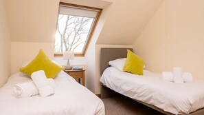 4 bedrooms - Drummochy - sleeps 8 guests  in 4 bedrooms (Lundin Links)