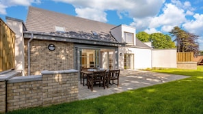 Outdoor dining - Emsdorf - sleeps 6 guests in 3 bedrooms (Lundin Links)