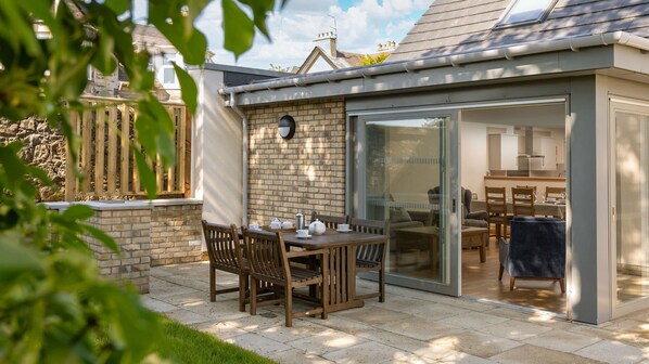 Outdoor dining - Emsdorf - sleeps 6 guests in 3 bedrooms (Lundin Links)