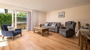 Living area - Emsdorf - sleeps 6 guests in 3 bedrooms (Lundin Links)
