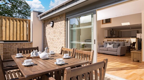 Outdoor dining - Largo - sleeps 8 guests in 4 bedrooms (Lundin Links)