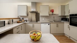 Private kitchen - Selkirk - sleeps 6 guests  in 3 bedrooms (Lundin Links)
