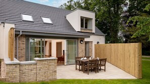 Outdoor dining - Durham - sleeps 6 guests  in 3 bedrooms (Lundin Links)